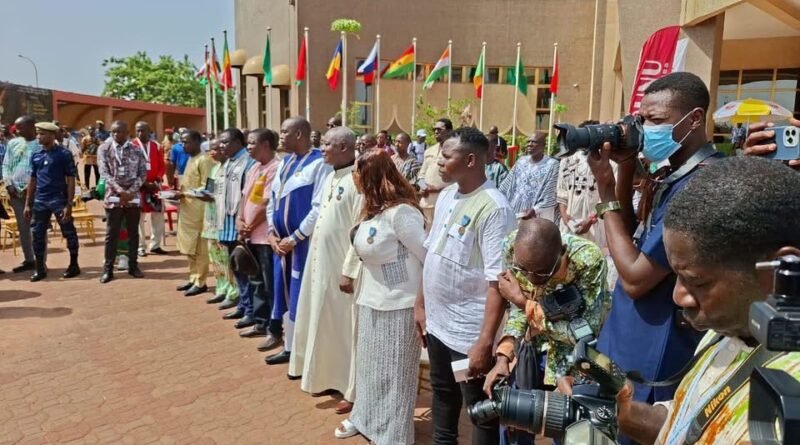 BOBO-DIOULASSO : Ce samedi 2 mai 2026, 18 acteurs culturels burkinabè décorés — dont 2 à titre posthume.