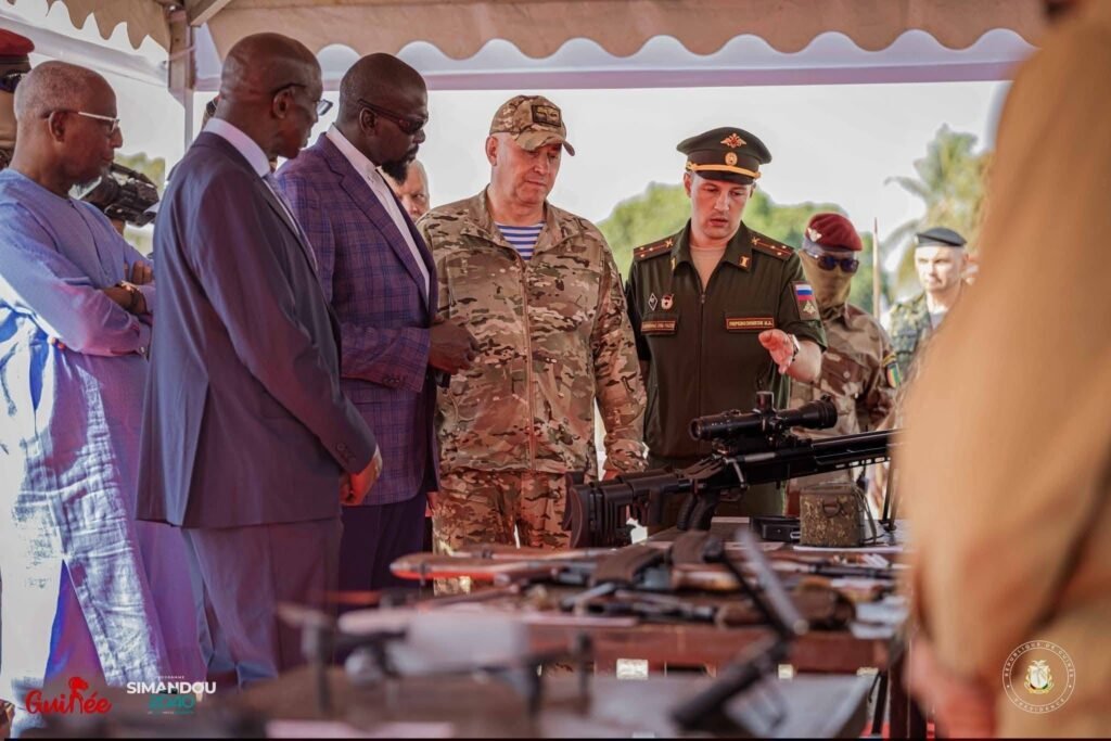 Drones, défense aérienne, fusils de précision — la Guinée vient de recevoir un arsenal russe de dernière génération.